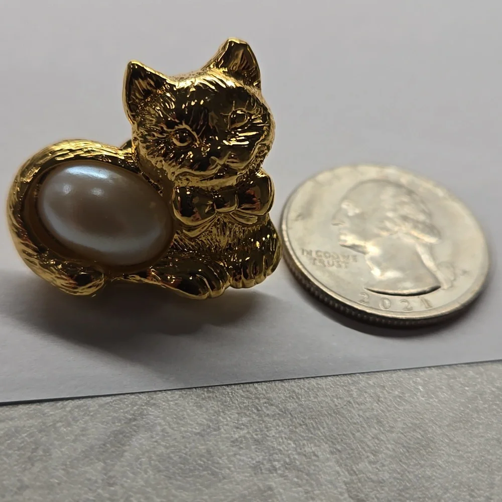 Avon Gold Cat Brooch with Pearl Accent - Picture 4 of 4